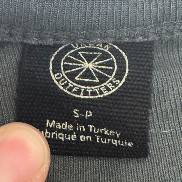 Urban Outfitters Aspen Graphic Long Sleeve Crop Top Gray Red Small - Picture 3 of 6